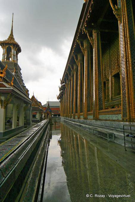 Sotto la pioggia, Wat Phra Kaew, Bangkok - La Tailandia