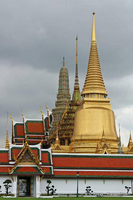 Tre architetture puntati verso il cielo, Wat Phra Kaew, Bangkok - La Tailandia