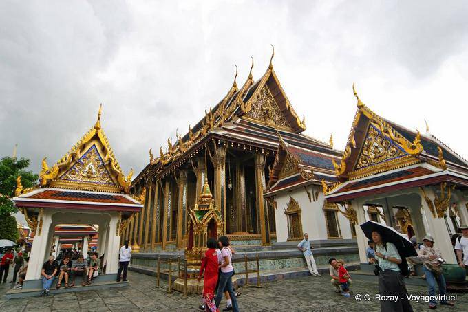 Piccoli padiglioni intorno alla ubosoth, Wat Phra Kaew, Bangkok - La Tailandia
