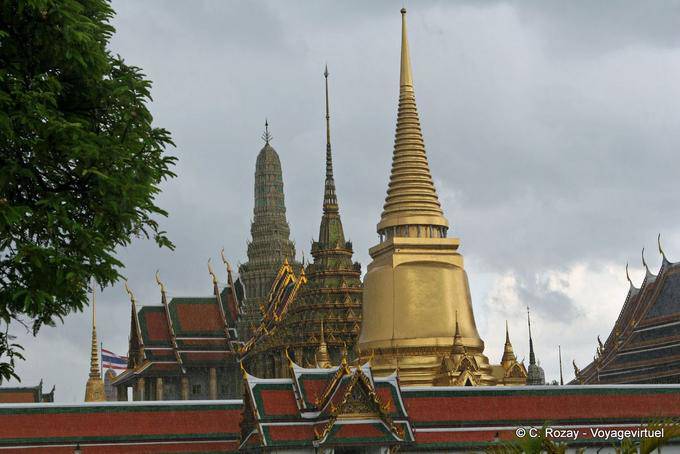 Stupa e prang allineati, Wat Phra Kaew, Bangkok - La Tailandia