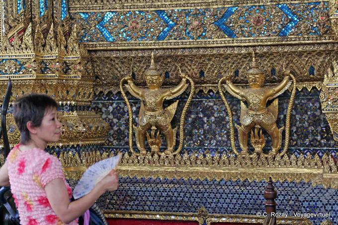 Magnificenza della decorazione del tempio del Buddha di Smeraldo, il Wat Phra Kaew, Bangkok - La Tailandia