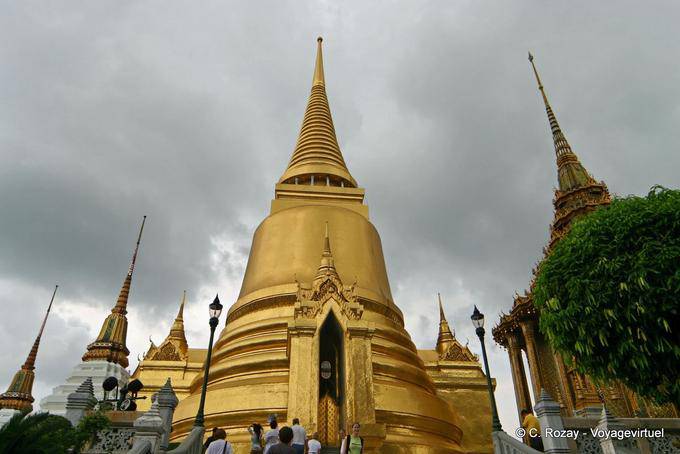 Phra Sri Rattana Chedi panorama, stile dello Sri Lanka, Wat Phra Kaew, Bangkok - La Tailandia