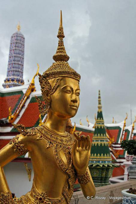 Statua Kinnara, creatura mitologica, metà uomo e metà uccello, Wat Phra Kaew, Bangkok - La Tailandia