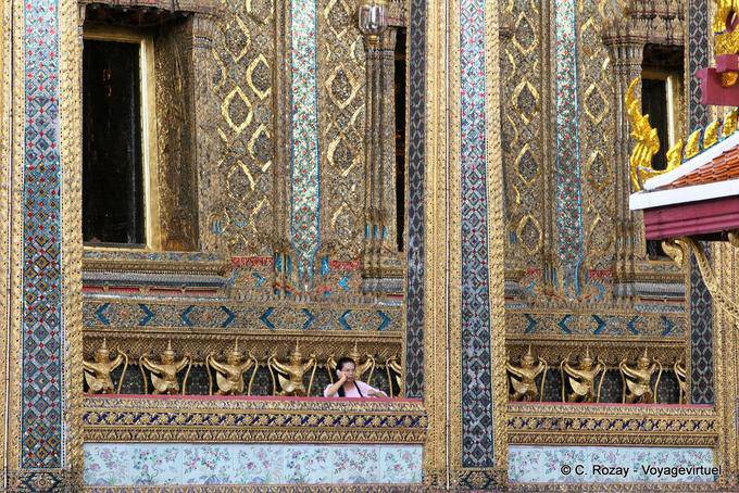 Decorazione esterna di Phra Mondop, Wat Phra Kaew, Bangkok - La Tailandia