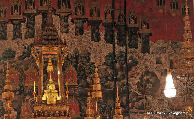 Interno del tempio e vista sul Buddha di Smeraldo, il Wat Phra Kaew, Bangkok - La Tailandia