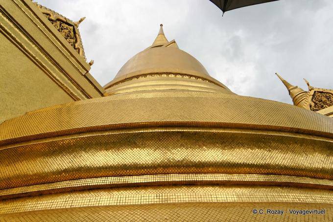 Gros Phra Sri Ratana Chedi piano, Wat Phra Kaew, Bangkok - La Tailandia