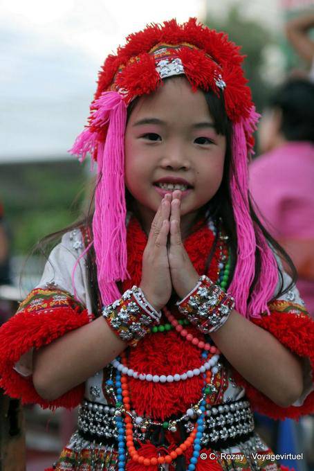 Bambina in costume tradizionale, Chiang Mai - La Tailandia