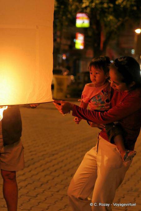 Illuminazione la lanterna celeste, Chiang Mai - La Tailandia