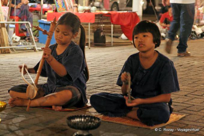 Giovani musicisti di strada, Chiang Mai - La Tailandia