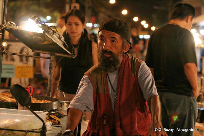 Un passante barba, Chiang Mai - La Tailandia