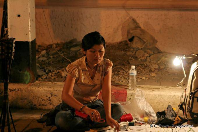 Craftswoman al mercato notturno, Chiang Mai - La Tailandia
