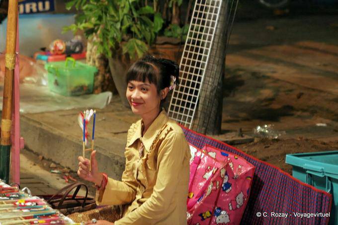Donna vendita bigiotteria, Chiang Mai - La Tailandia