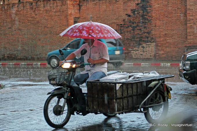 Moto sotto la pioggia, Chiang Mai - La Tailandia