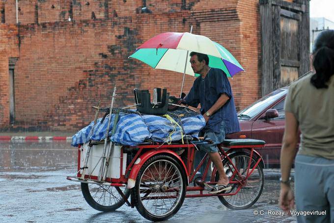 Scooter e ombrellone, Chiang Mai - La Tailandia
