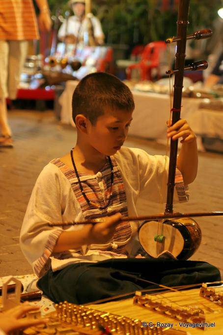 Bambino Con Sega Duang, Chiang Mai - La Tailandia