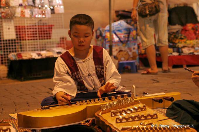 Ragazzo che gioca Jakhe, Chiang Mai - La Tailandia