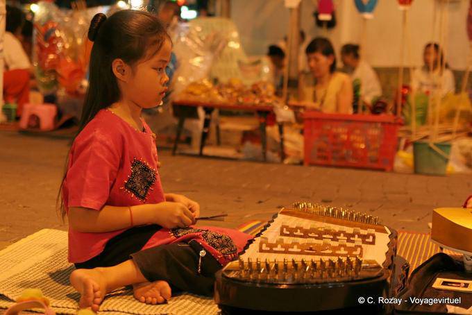 Bambina che gioca il khim, Chiang Mai - La Tailandia