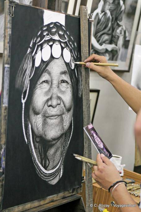 Artista che riproduce un volto tipico, Chiang Mai - La Tailandia
