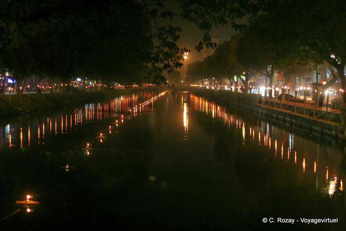 Loy Krathong illuminazione per lacustre, Chiang Mai - La Tailandia
