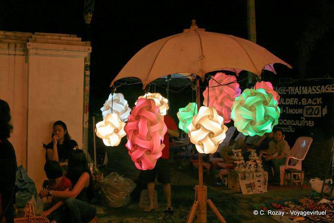 Lanterne appese al ombrello, Chiang Mai - La Tailandia