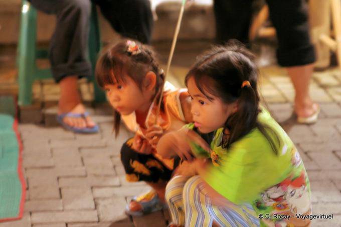 Curioso bambine, Chiang Mai - La Tailandia