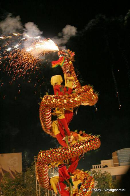 Acrobazie e fuochi d'artificio, Chiang Mai - La Tailandia