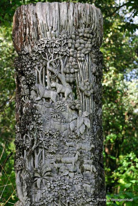 Belle intaglio su un tronco d'albero, Phuping Palace, Chiang Mai - La Tailandia