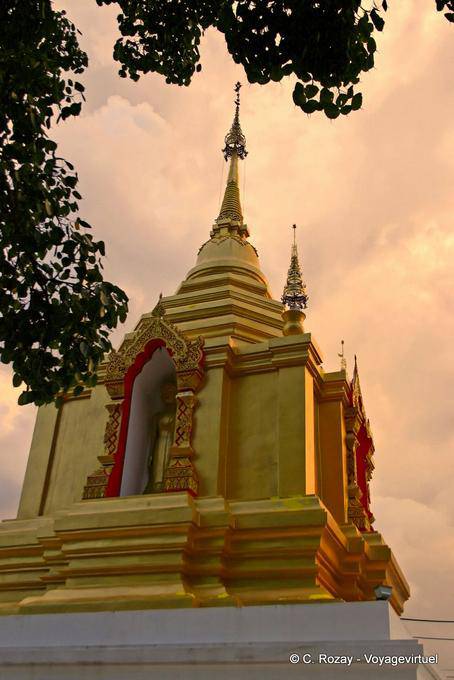 Chedi con un Buddha in piedi, Wat Sri Gerd, Chiang Mai Tempio - La Tailandia
