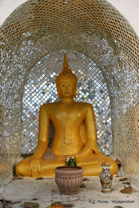 Suan Dok, un Buddha in una nicchia di specchi, Chiang Mai Tempio - La Tailandia