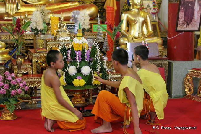 Giovani monaci decoratori, Chiang Mai Temple - La Tailandia