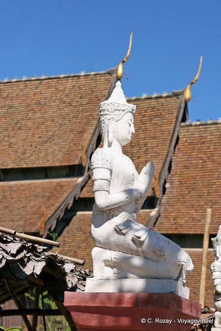 In ginocchio statua, Chiang Mai Tempio - La Tailandia