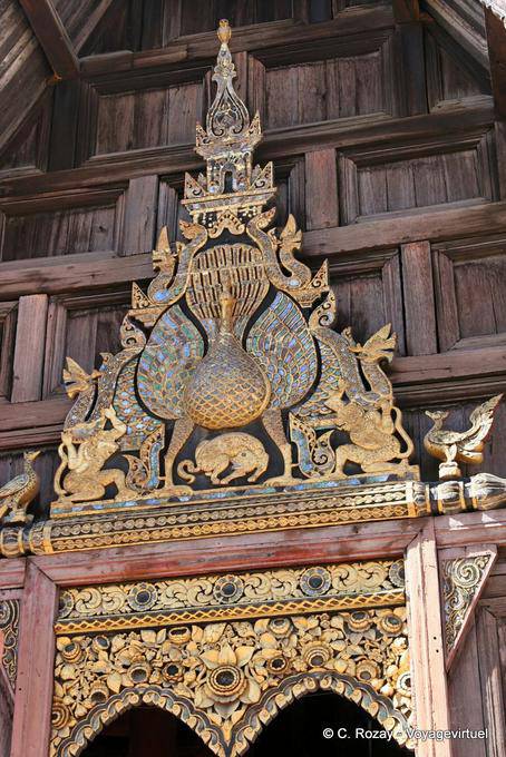 Frontone con un pavone, Wat Phan Tao, Chiang Mai Tempio - La Tailandia