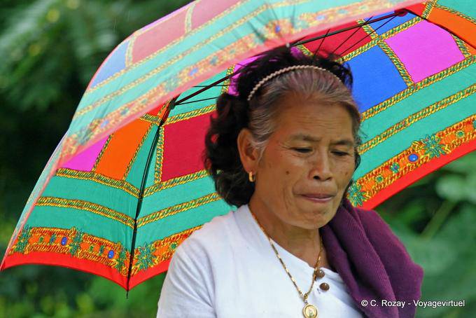 Passante con un ombrello, Chiang Mai - La Tailandia