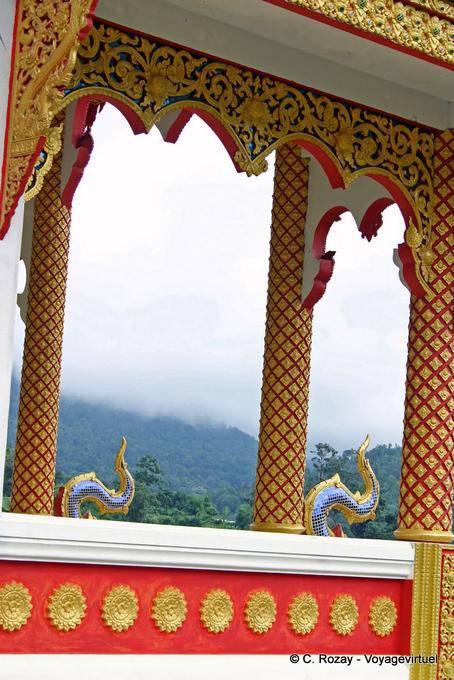 Decorare un tempio di montagna, vicino a Chiang Mai - La Tailandia