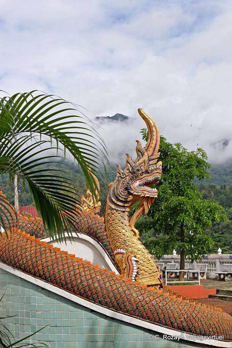 Nāga pauroso, guardia del tempio di montagna a Chiang Mai - La Tailandia
