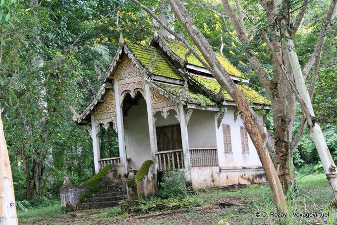 Piccolo tempio in una foresta, Chiang Mai - La Tailandia