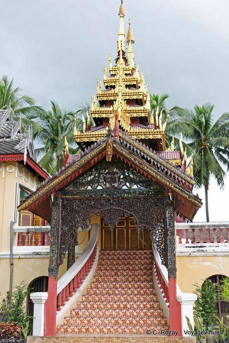 Vista dai gradini, Wat Sri Chum, Lampang - La Tailandia
