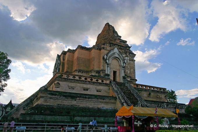 Un'altra vista sul grande chedi, Wat Chedi Luang, Chiang Mai - La Tailandia