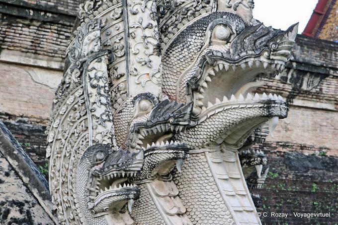 Naga testa triple, Wat Chedi Luang, Chiang Mai - La Tailandia