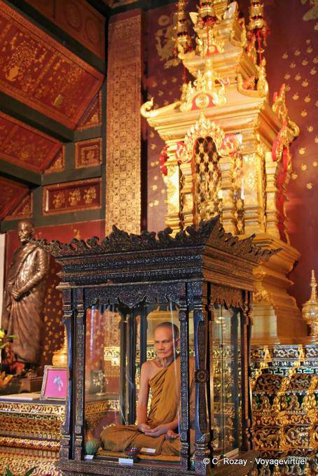 Vetro santuario del venerabile monaco, Wat Chedi Luang, Chiang Mai - La Tailandia