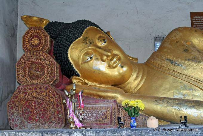 La testa di un Buddha disteso, Wat Chedi Luang, Chiang Mai - La Tailandia