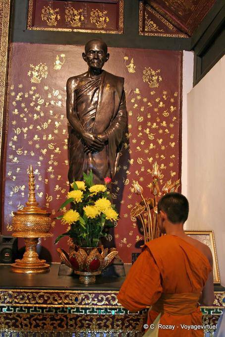 Una statua monaco Wat Chedi Luang, Chiang Mai - La Tailandia