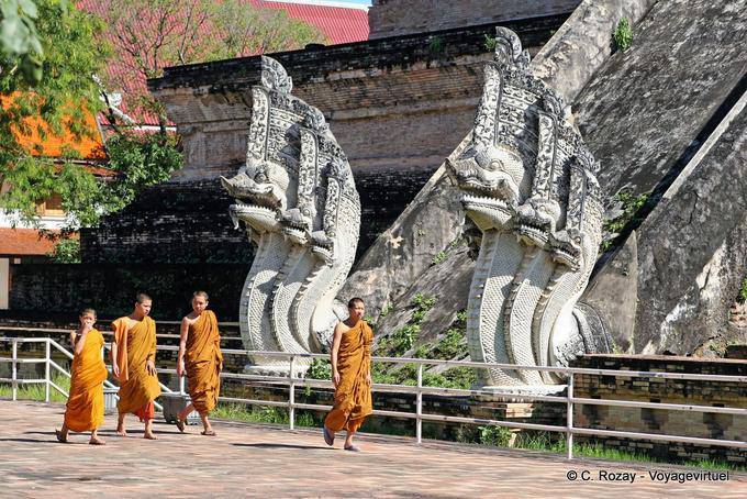 Monaci e naga, Wat Chedi Luang, Chiang Mai - La Tailandia