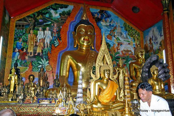 Immagini multiple di Buddha, Wat Doi Suthep, Chiang Mai - La Tailandia