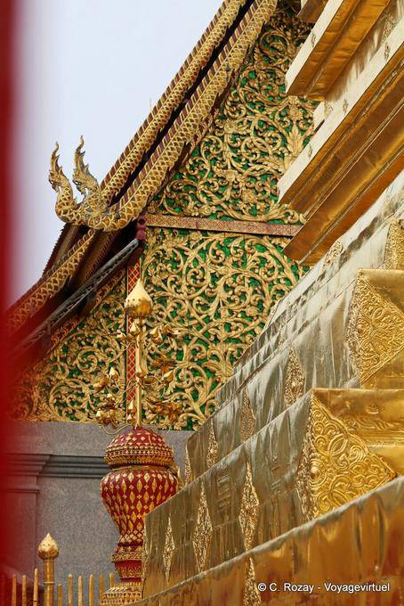 Vista dal piede del chedi dorato, Wat Doi Suthep, Chiang Mai - La Tailandia