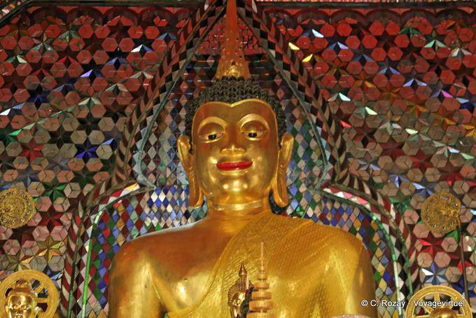 Sorridente Buddha d'oro, Wat Doi Suthep, Chiang Mai - La Tailandia