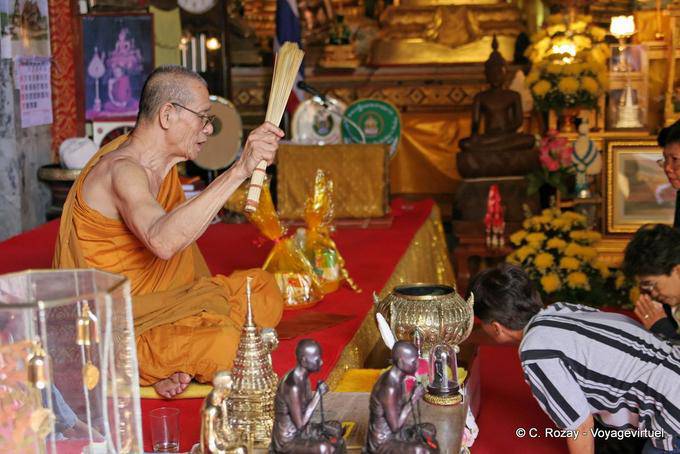 La benedizione del monaco, Wat Doi Suthep, Chiang Mai - La Tailandia