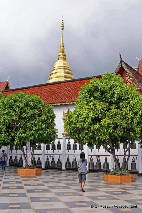 Righe di campane, Wat Doi Suthep, Chiang Mai - La Tailandia