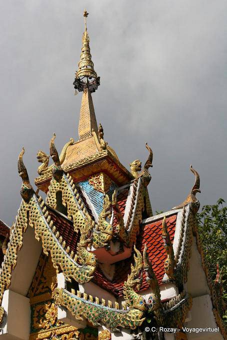 Mescolando Chofahs e naga, Wat Doi Suthep, Chiang Mai - La Tailandia