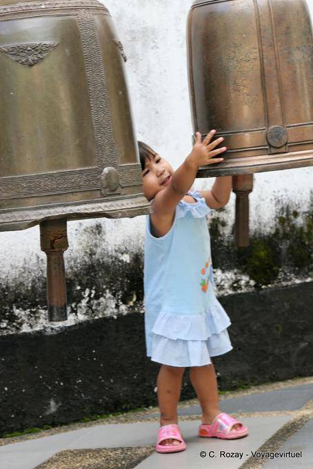 La bambina e campane, Wat Doi Suthep, Chiang Mai - La Tailandia